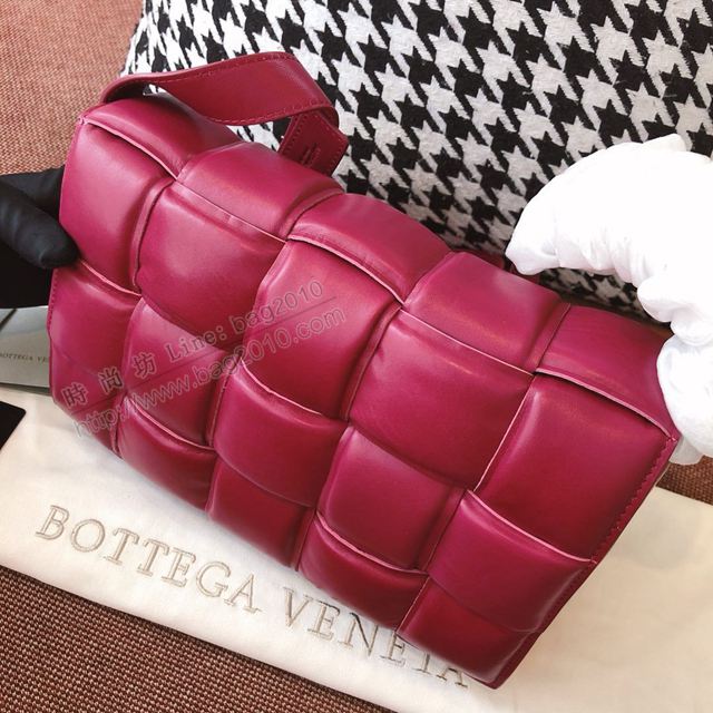 Bottega Veneta女包 寶緹嘉19新款 CASSETTE枕頭包 編織斜跨女包 原單胎牛皮 BV單肩女包 紫紅色  gxz1083